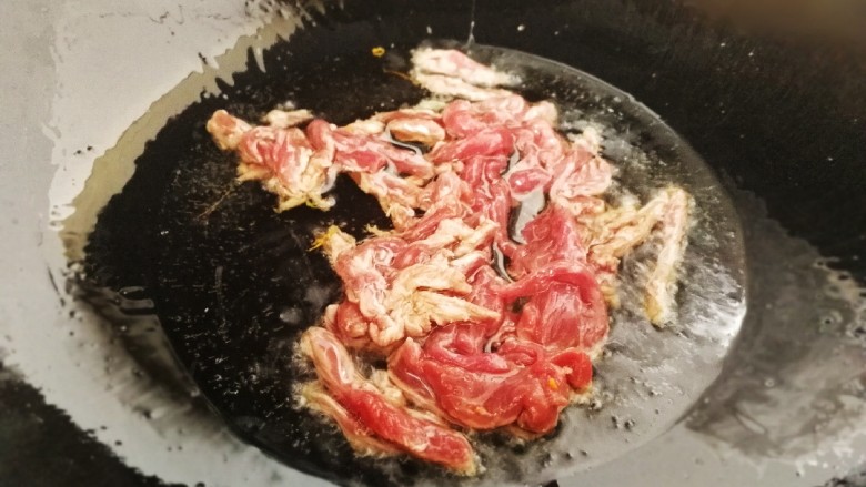 家常凉菜,锅中再次倒入适量油,油六成热下肉条翻炒。