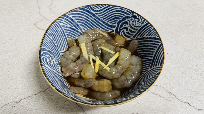 韭黄炒虾仁,买回来的鲜虾清洗干净，剥去虾头去除虾线，用<a style='color:red;display:inline-block;' href='/shicai/ 718'><a style='color:red;display:inline-block;' href='/shicai/ 718'>料酒</a></a>、<a style='color:red;display:inline-block;' href='/shicai/ 864'>蒸鱼豉油</a>、胡椒粉、生粉、姜丝一起抓捏几下腌制十分钟