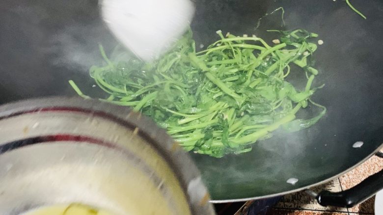炒空心菜,加入料酒盖盖子焖半分钟。