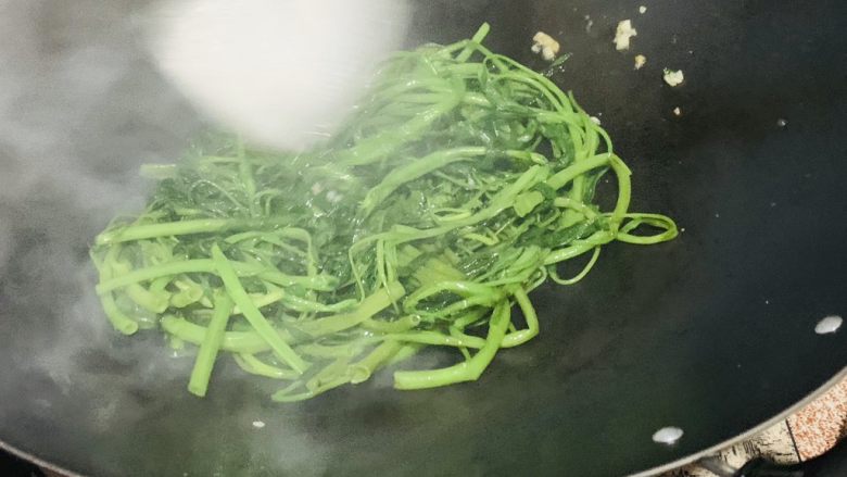 炒空心菜,加入蚝油。