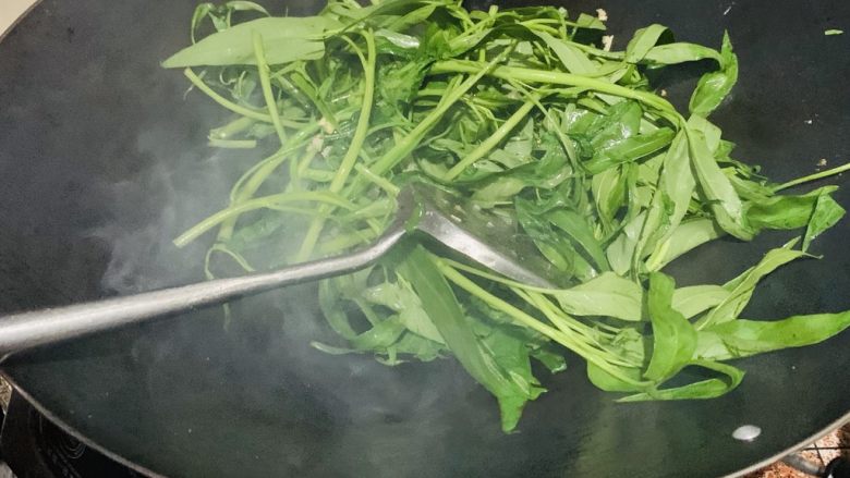 炒空心菜,颜色慢慢变深。