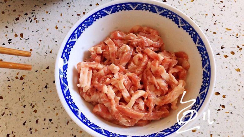 牛肉丝炒芹菜,搅拌均匀后,静置5分钟