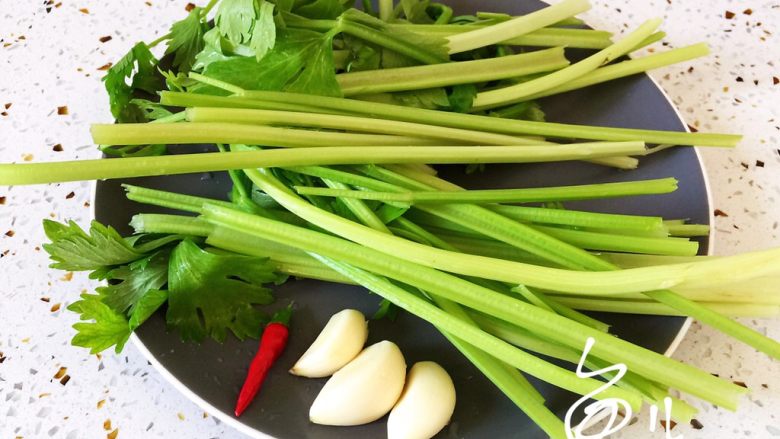 牛肉丝炒芹菜,准备食材