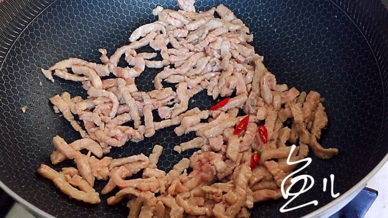 牛肉丝炒芹菜,炒至牛肉丝变色,放入红辣椒