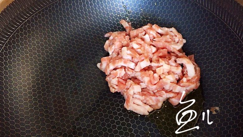 牛肉丝炒芹菜,油锅烧热,放入牛肉丝翻炒