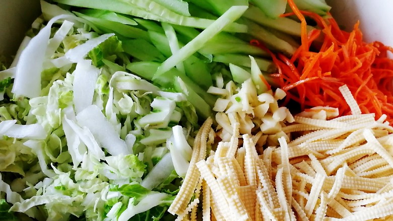 家常凉菜,把几样菜放到一个大碗里,再切点蒜末。