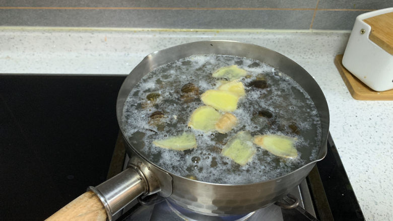 爆炒田螺肉,水开后放入田螺和料酒,再次煮开约两分钟,撇去浮沫