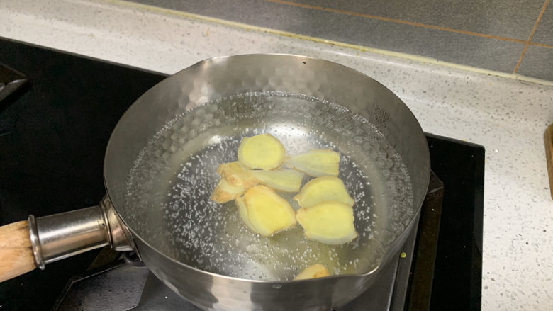 爆炒田螺肉,准备给田螺焯水,煮开水,放入姜片