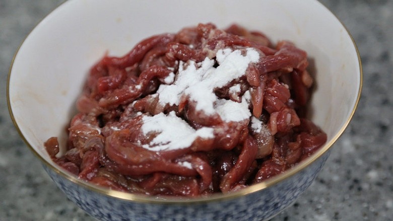 牛肉丝炒芹菜,加入<a style='color:red;display:inline-block;' href='/shicai/ 718'>料酒</a>,耗油,干淀粉,后抓匀。