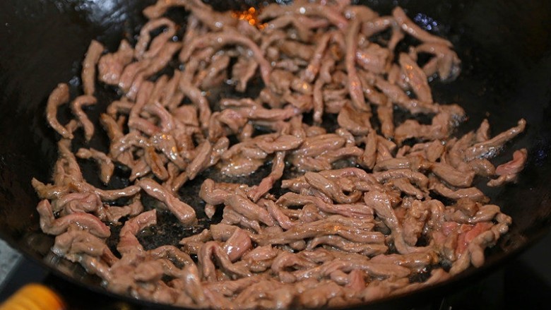 牛肉丝炒芹菜,起锅烧油,先把牛肉丝滑炒山来。