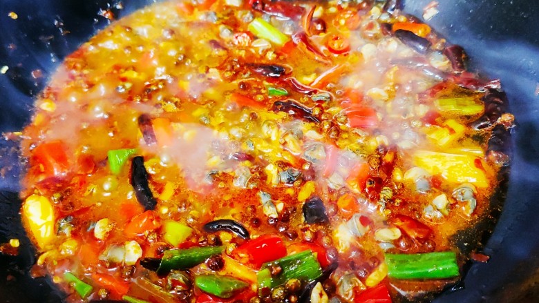 爆炒田螺肉,锅中加入适量水,盖上锅盖