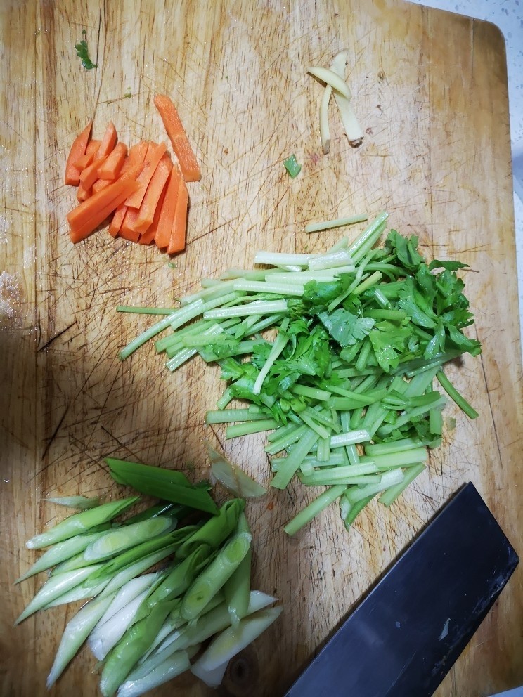 牛肉丝炒芹菜,洗好的香芹切成一寸长的段。