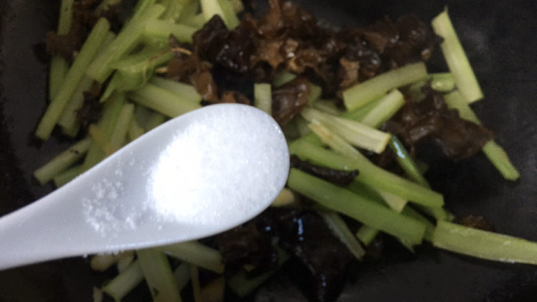芹菜炒木耳,加入木耳翻炒片刻,加盐
