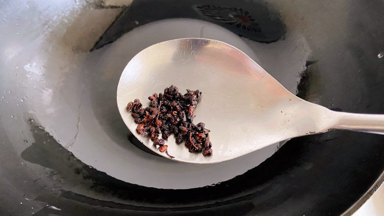 芹菜拌腐竹,把花椒用炒勺捞出扔掉,锅中翻油就是花椒油啦。