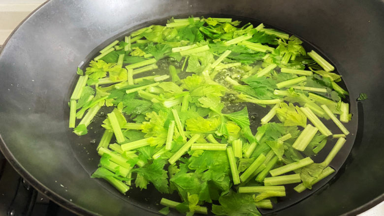 芹菜拌腐竹,正常叶子断生后颜色会变得嫩绿,这时候就可以关火捞出来了。