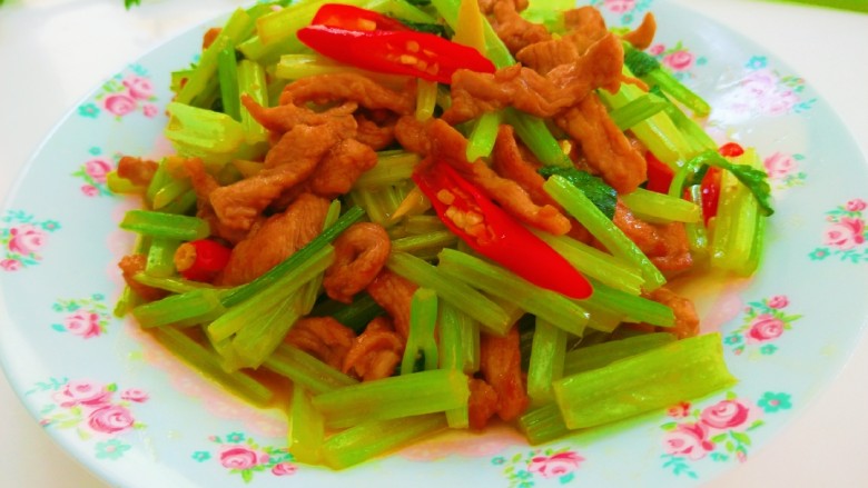 牛肉丝炒芹菜,<a style='color:red;display:inline-block;' href='/shicai/ 6333'>牛肉丝</a>炒<a style='color:red;display:inline-block;' href='/shicai/ 125'>芹菜</a>。