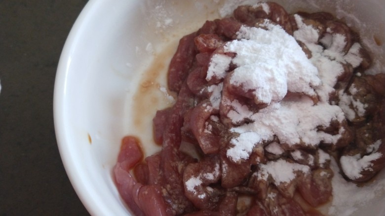 牛肉丝炒芹菜,加入盐,<a style='color:red;display:inline-block;' href='/shicai/ 718'>料酒</a>,生抽,淀粉。