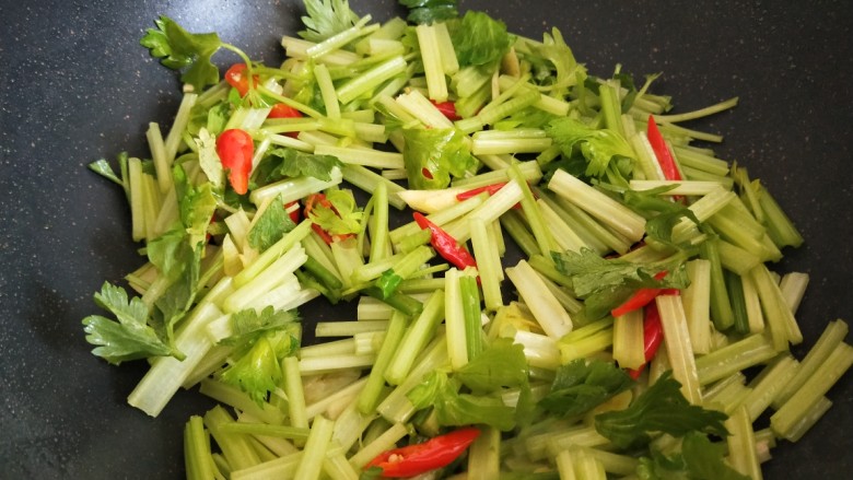 牛肉丝炒芹菜,倒入香芹翻炒?