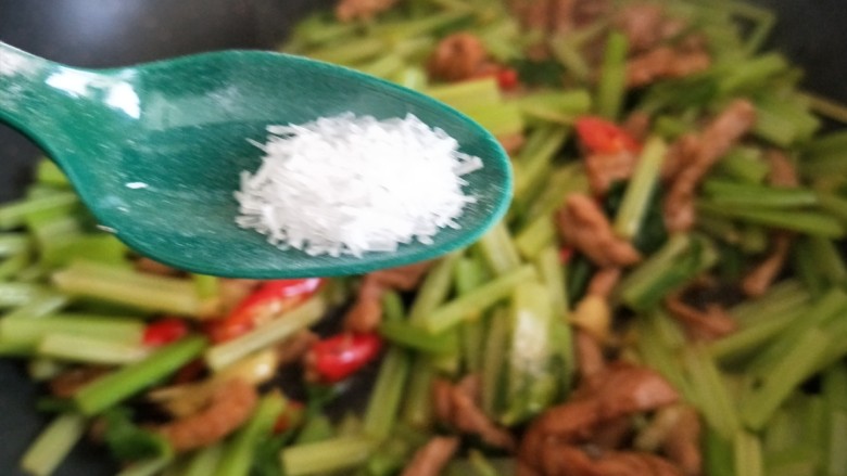 牛肉丝炒芹菜,加入味精?
