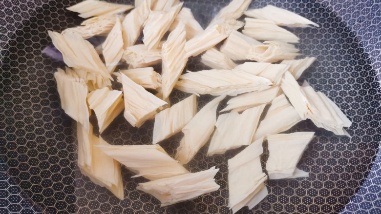 芹菜拌腐竹,锅中加水煮开,把腐竹焯水后,过凉水,沥干水分备用