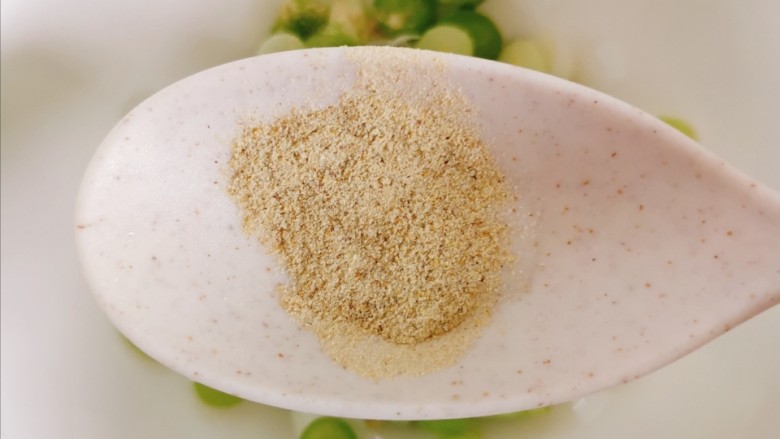 芹菜拌腐竹,蒜苗切末,加少许胡椒粉