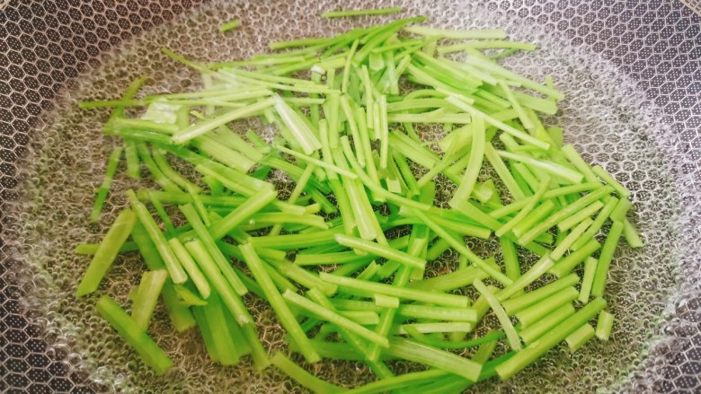 芹菜拌腐竹,芹菜同样焯水,过凉水后沥干水分备用