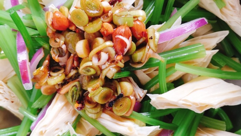 芹菜拌腐竹,将调好的料汁倒入食材中