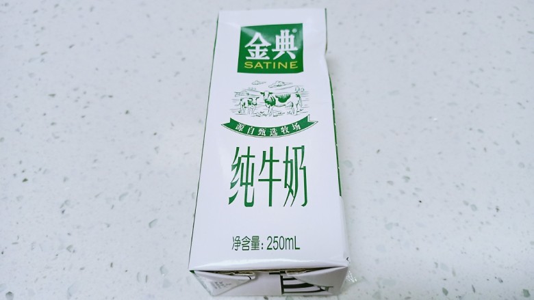 菠萝，燕麦，坚果奶昔,纯奶准备好