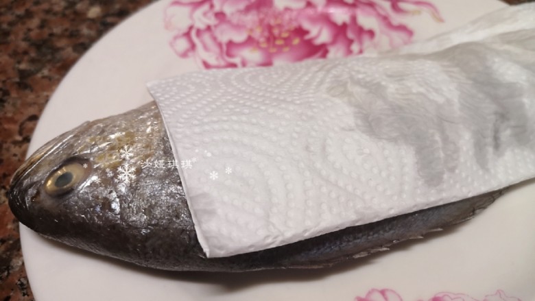 酱焖黄花鱼,用厨房纸吸掉鱼身上多余的水,以防煎鱼的时候溅油。