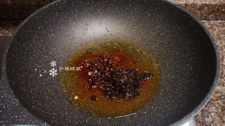 酱焖黄花鱼,锅里的油再烧热,放入老干妈风味水豆豉和<a style='color:red;display:inline-block;' href='/shicai/ 9381'>香菇酱</a>翻炒出香味。