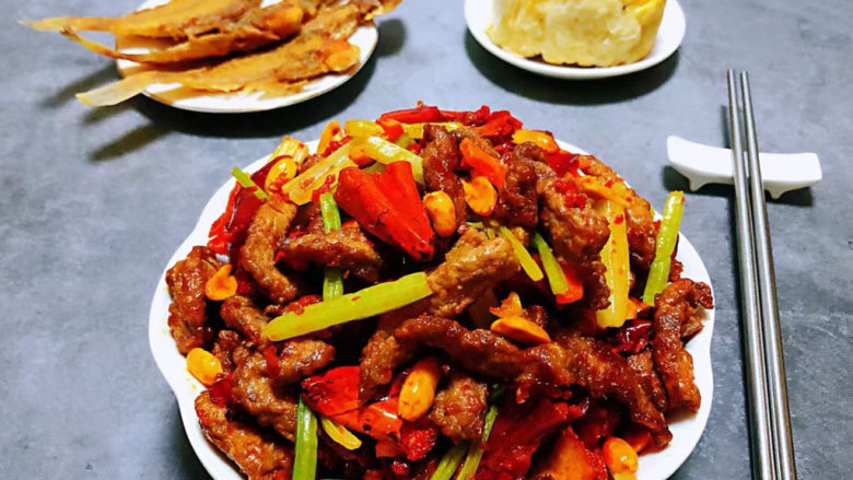 牛肉丝炒芹菜,香酥牛肉炒芹菜装入盘中搭配炸鱼和面包一起吃好极了