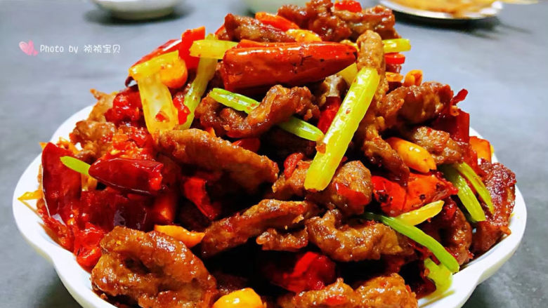 牛肉丝炒芹菜,牛肉换个吃法也会更加有食欲