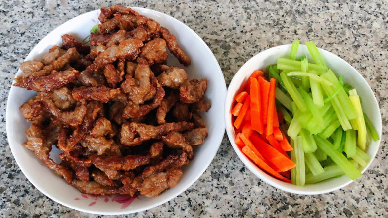 牛肉丝炒芹菜,炸好的牛肉条和切好的芹菜胡萝卜条备用