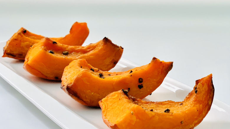 日式烤南瓜🎃,烤出来的南瓜有它独特的香味,软软的,甜甜的~