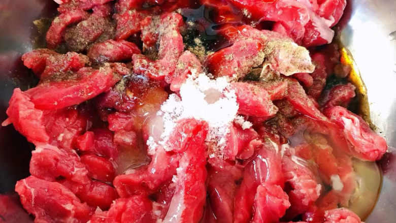 牛肉丝炒芹菜,牛肉条放入调味料<a style='color:red;display:inline-block;' href='/shicai/ 721'>蚝油</a>、<a style='color:red;display:inline-block;' href='/shicai/ 135370'>一品鲜酱油</a>、<a style='color:red;display:inline-block;' href='/shicai/ 10588'>糖</a>、<a style='color:red;display:inline-block;' href='/shicai/ 718'>料酒</a>、<a style='color:red;display:inline-block;' href='/shicai/ 134340'>黑胡椒粉</a>、<a style='color:red;display:inline-block;' href='/shicai/ 17'>蛋清</a>