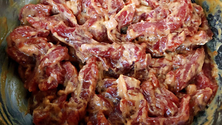 牛肉丝炒芹菜,放入适量干淀粉抓匀