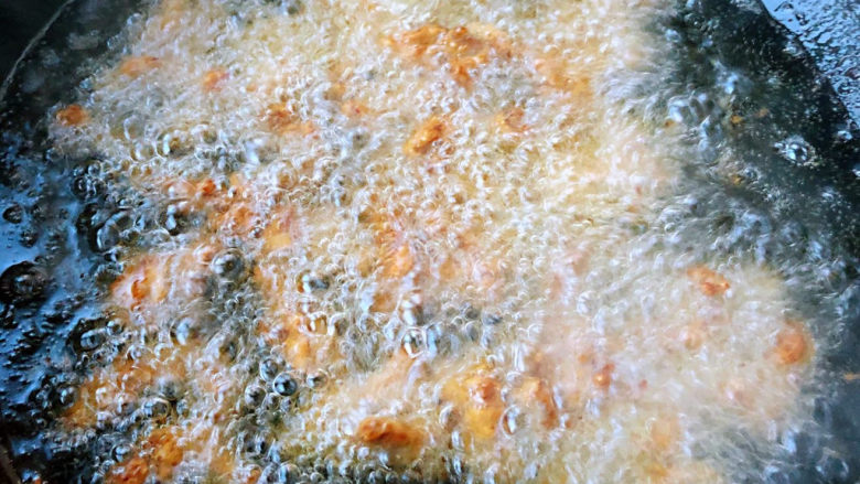 牛肉丝炒芹菜,锅中倒入适量油加热至七成熟依次放入牛肉条炸至金黄色外酥里嫩即可出锅