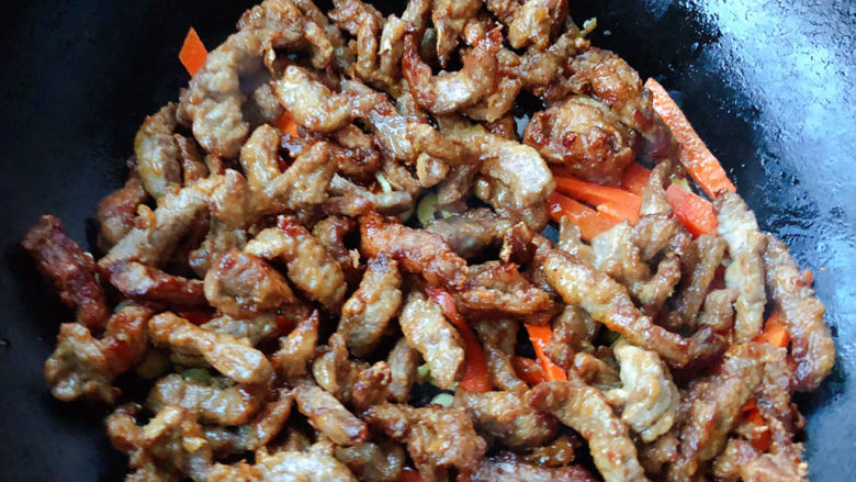 牛肉丝炒芹菜,放入牛肉条翻炒均匀