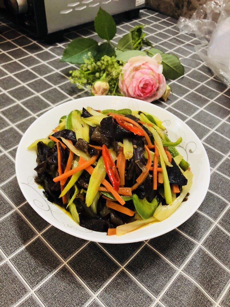 芹菜炒木耳,成品图