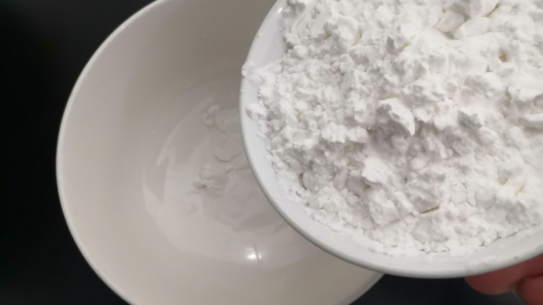 自做豌豆凉粉,把豌豆淀粉,放入大碗中