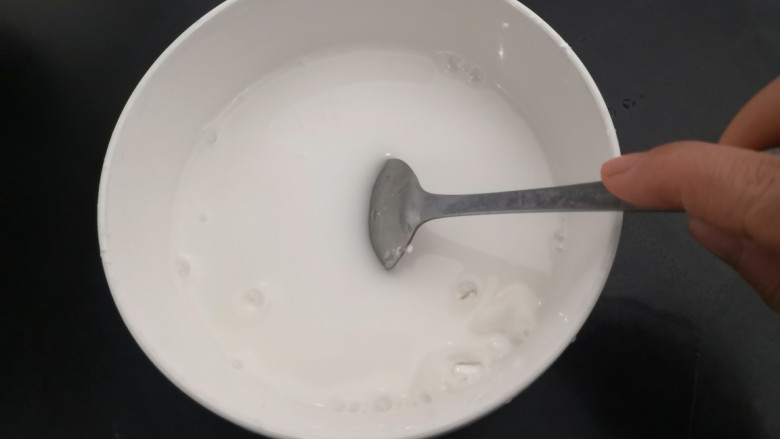 自做豌豆凉粉,用勺子搅拌均匀,必须没有干粉