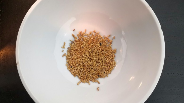 自做豌豆凉粉,炒熟的芝麻,装碗备用
