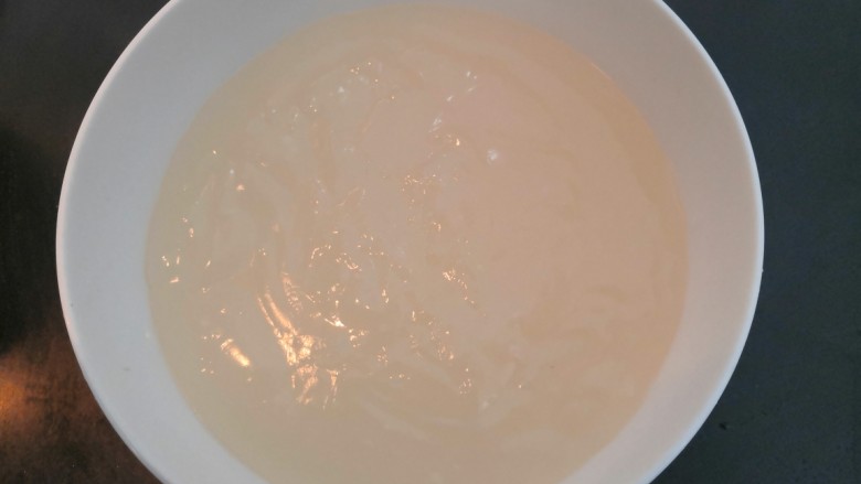 自做豌豆凉粉,把熟的粉糊,倒入大碗中,自然冷却凝固