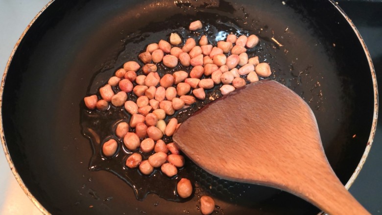 自做豌豆凉粉,小火把花生,煸炒熟