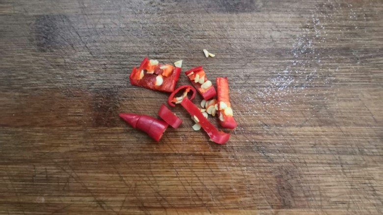 自做豌豆凉粉,小米辣,洗干净切成丁