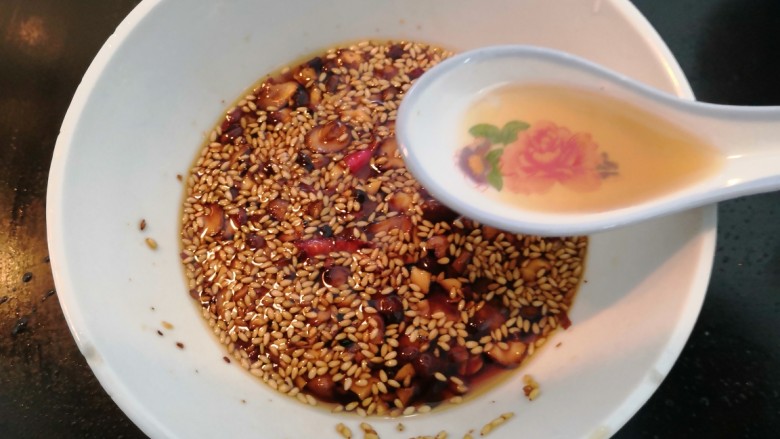 自做豌豆凉粉,加入,芝<a style='color:red;display:inline-block;' href='/shicai/ 5506'>麻油</a>