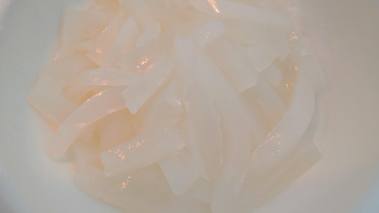自做豌豆凉粉,把凉粉条,倒入大碗中
