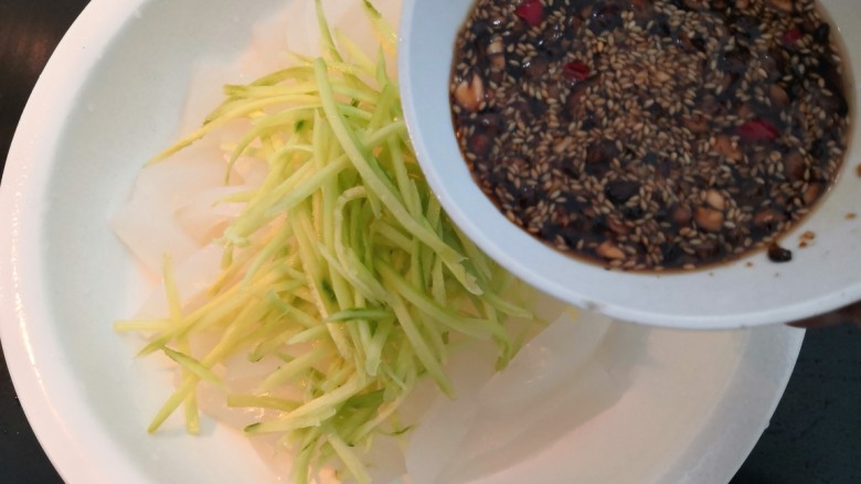 自做豌豆凉粉,倒入,准备好的料汁