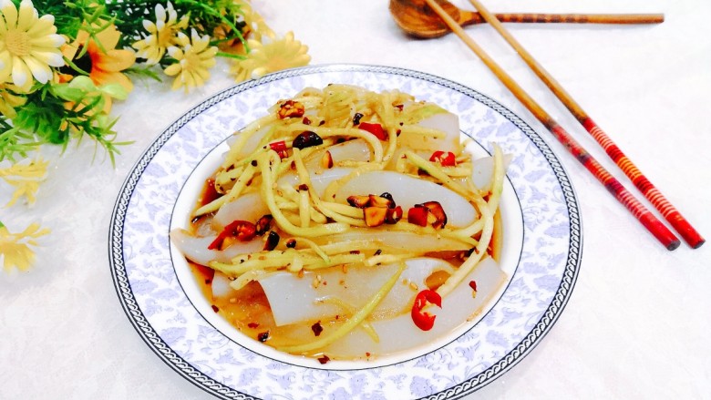 自做豌豆凉粉,盛出,上桌