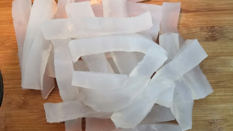 自做豌豆凉粉,把凉粉,切成小条